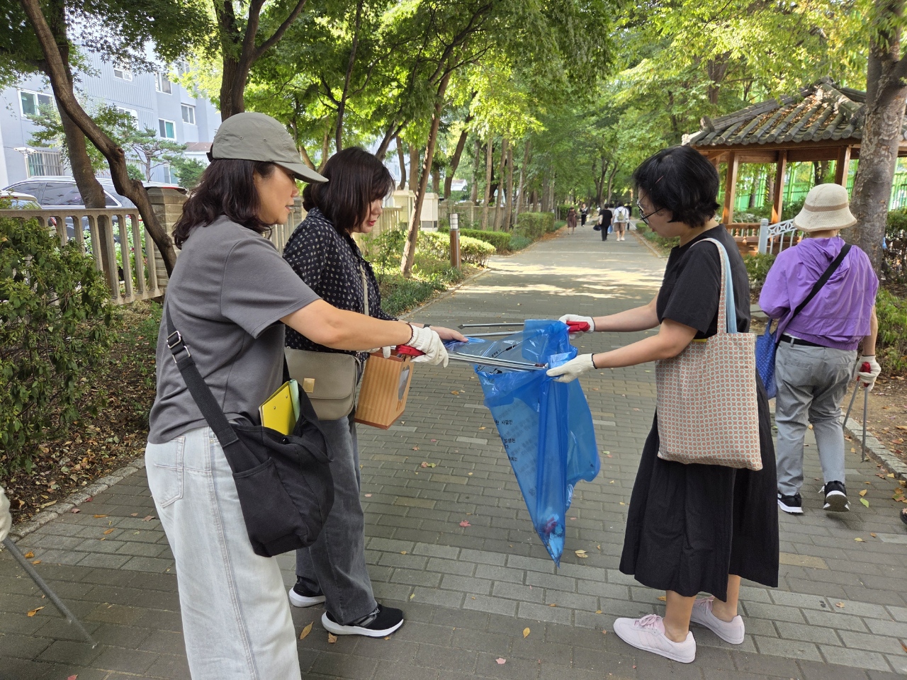 동춘3동 통장자율회, 추석맞이 관내 대청소 실시